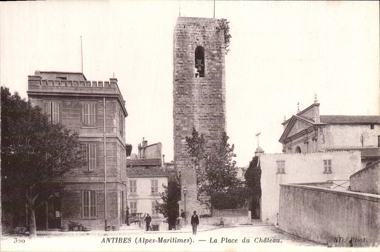 CPA Antibes La Place du Chateau