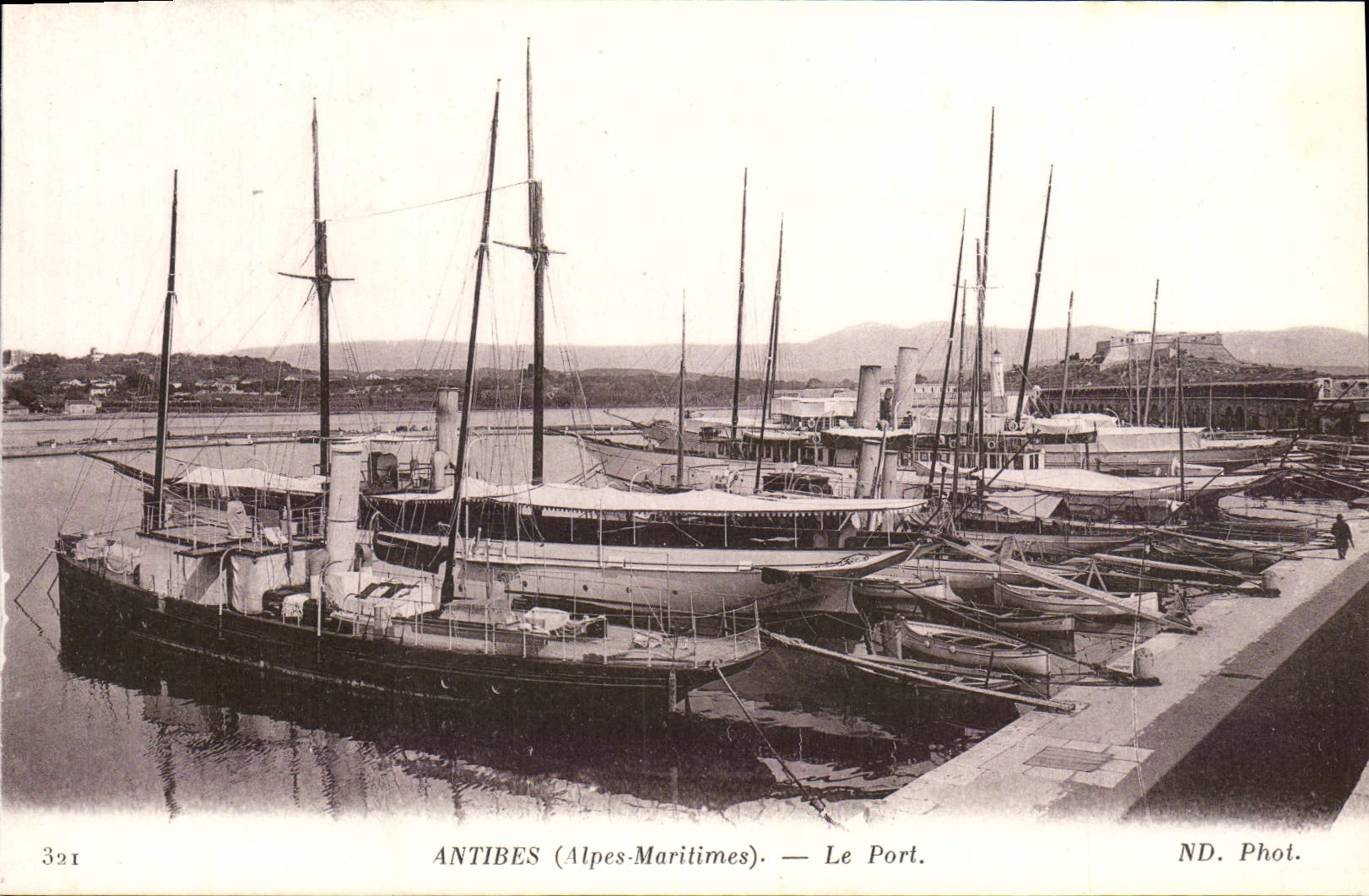 CPA Antibes Le Port Bateaux