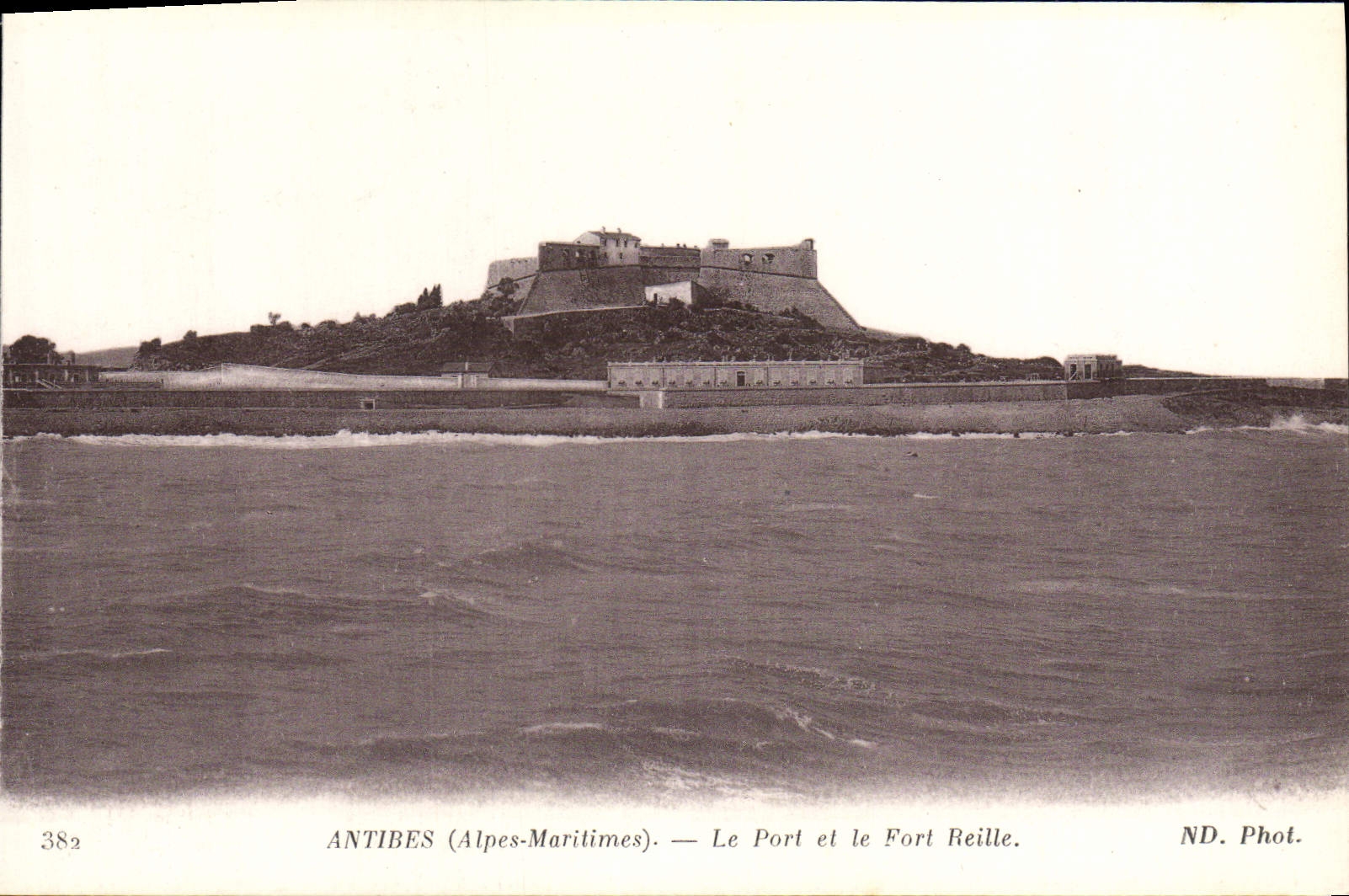CPA Antibes Le Port et le Fort Reille