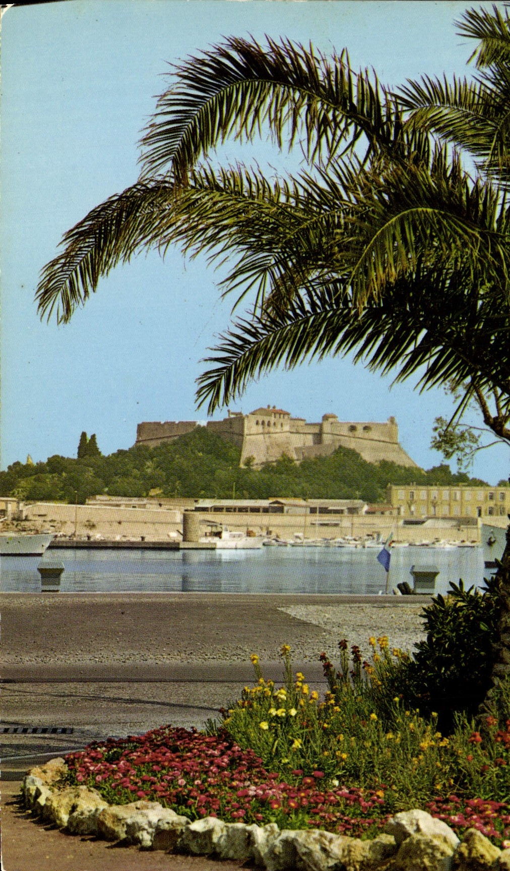 La POSTAL Antibes de la VENDIMIA una esquina de el nuevo puerto y el fuerte ajusta