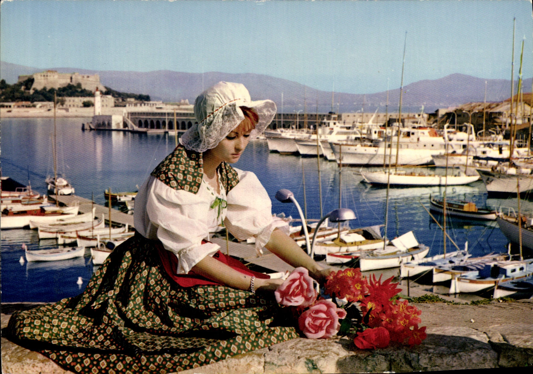 POSTAL Antibes de la VENDIMIA el puerto y la chica joven en folklore popular del traje