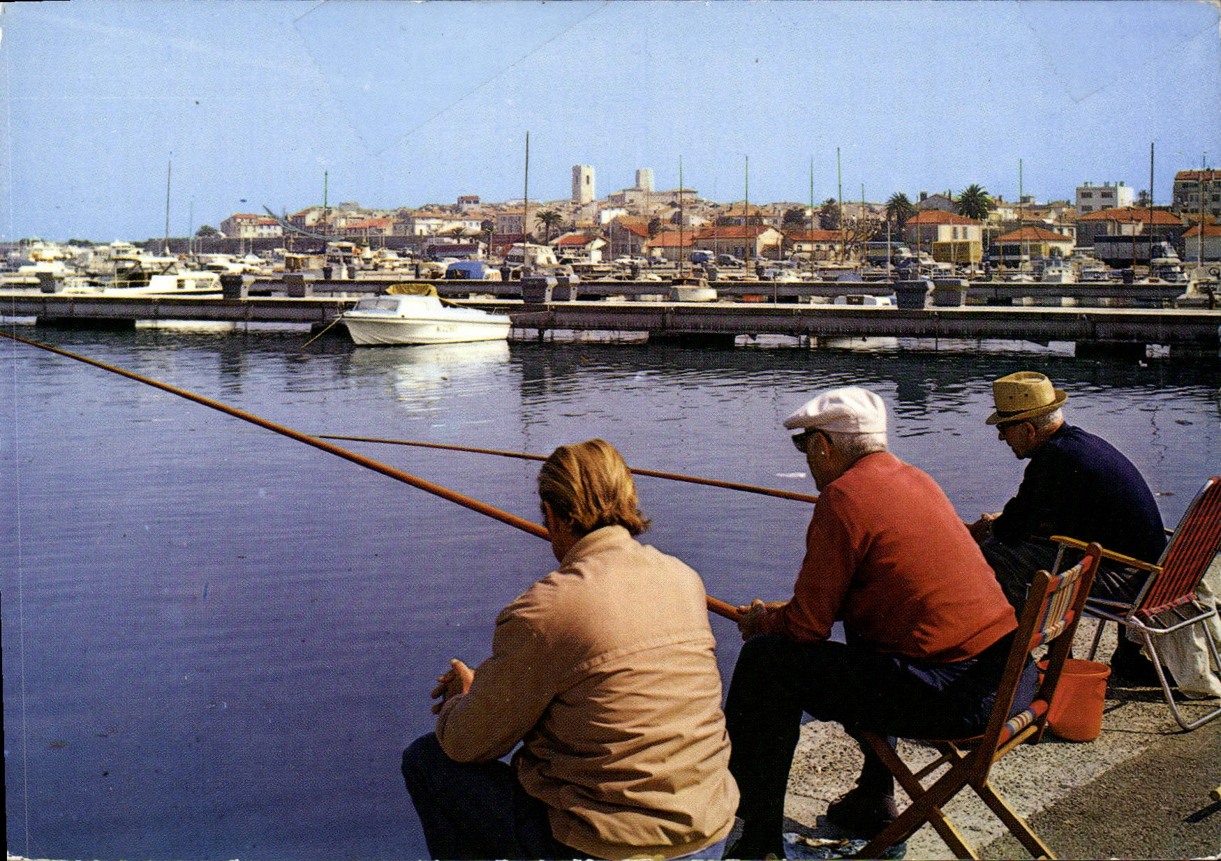 CPM Antibes Vue Generale Prise d'un Coin Du Nouveau Port Peche Pecheur