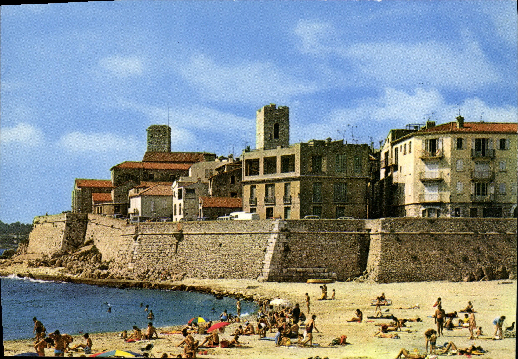 CPM Antibes La Plage de la Gravette et les remparts
