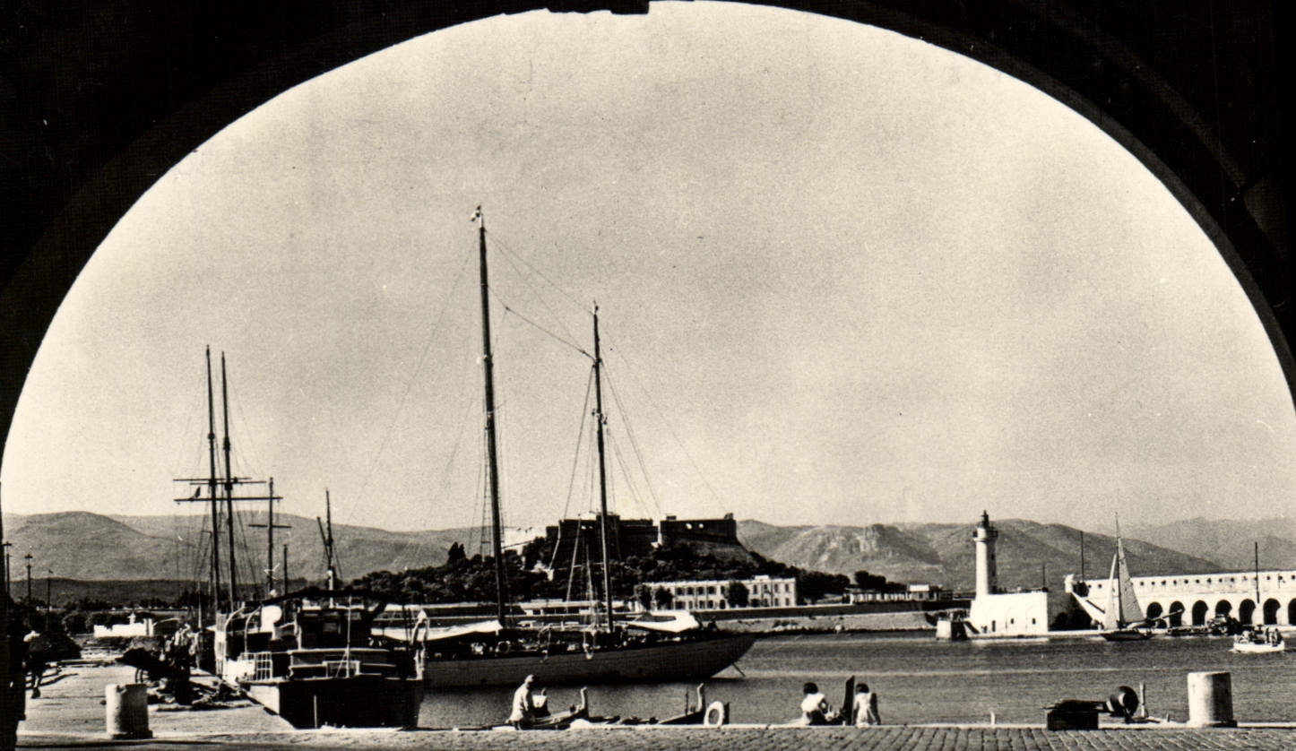 CPM Antibes Le Port et le Fort Carre Vus de la Porte Marine