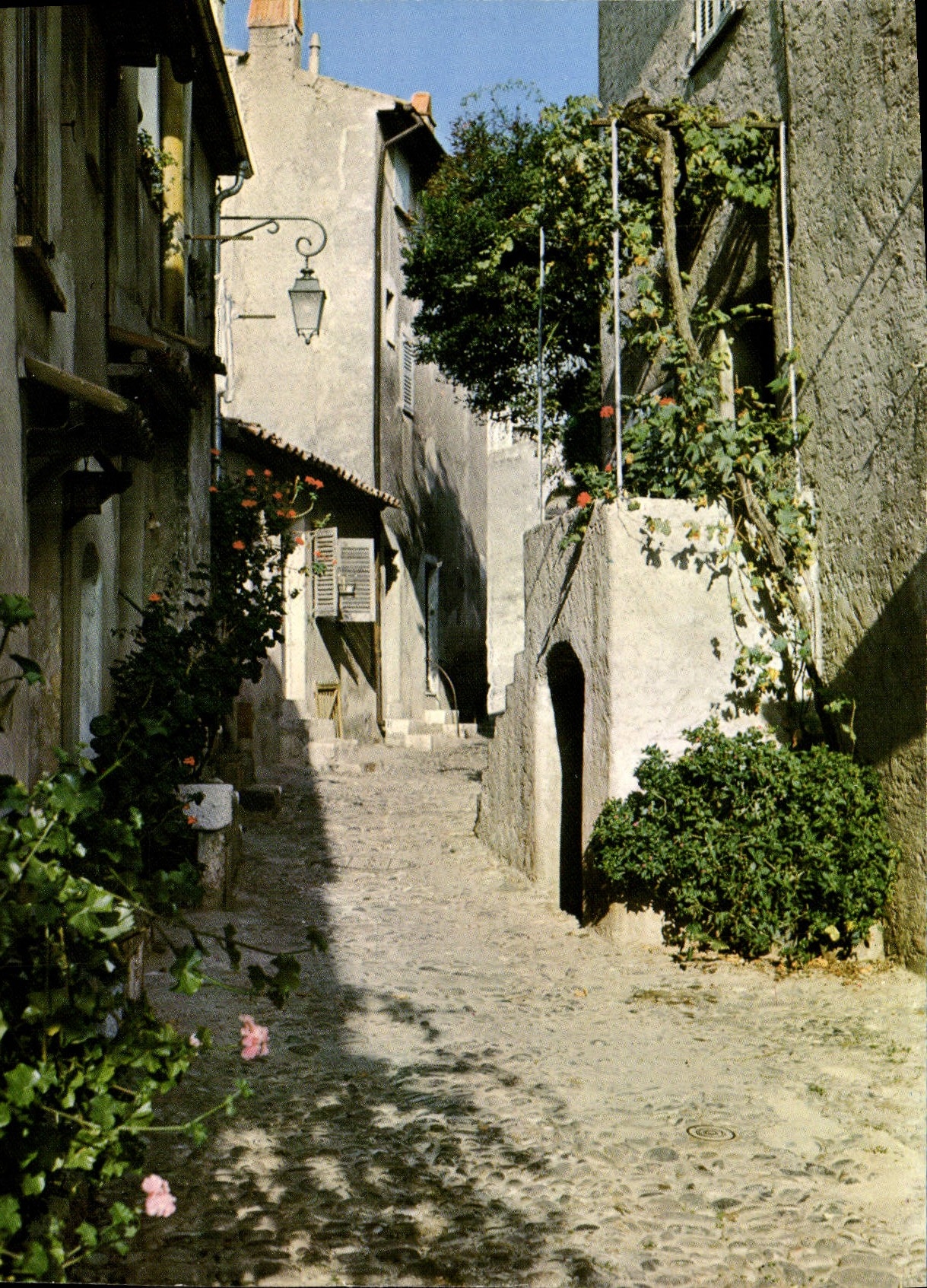 POSTAL MODERNA Cagnes dimensiona azul una calle vieja en la tapa de Cagnes