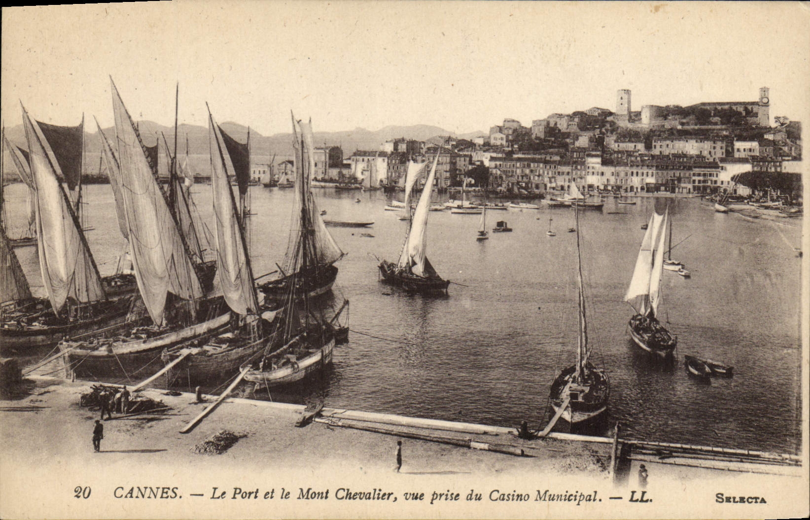 CPA Cannes Le port et le Mont Chevalier vue prise du casino municipal Bateaux