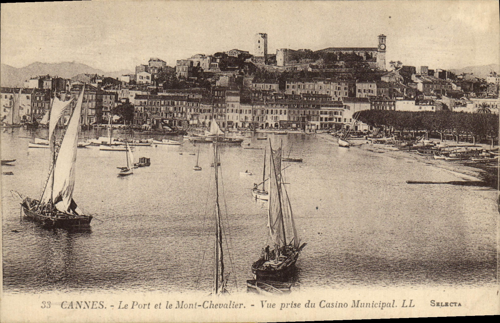 CPA Cannes Le Port et le Mont Chevalier Vue Prise du Casino Municipal Bateaux