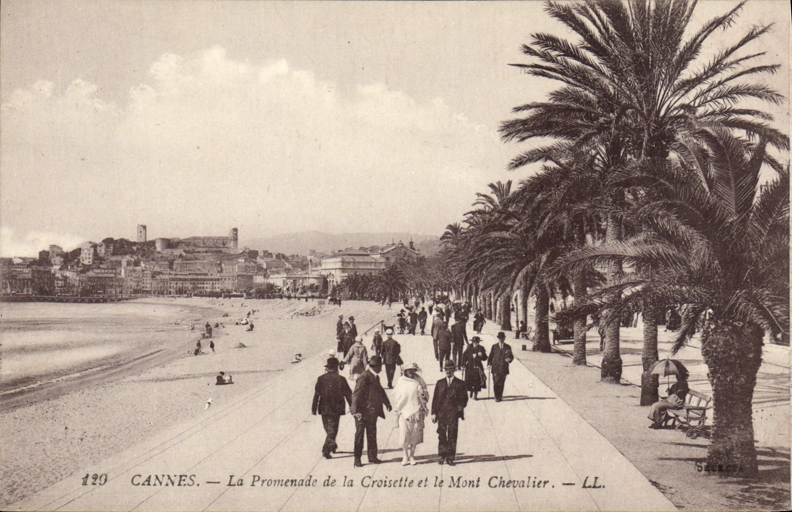 CPA Cannes La Promenade de la Croisette et le Mont Chevalier