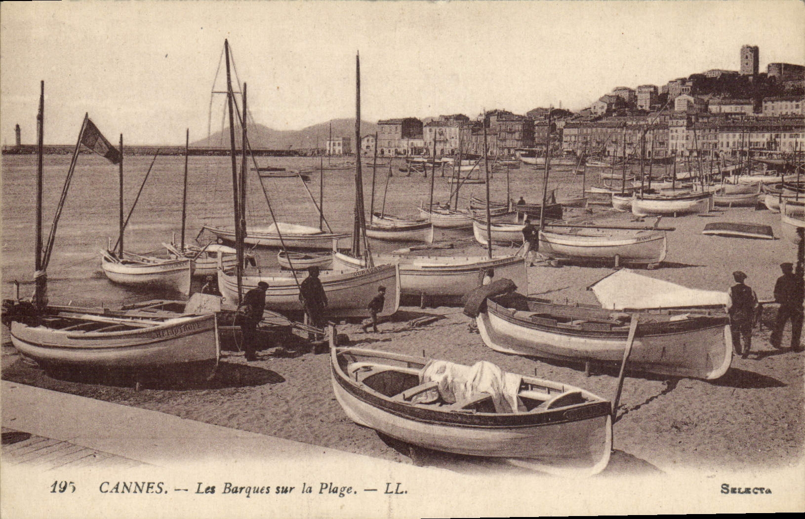 CPA Cannes Les Barques Sur la Plage Bateaux