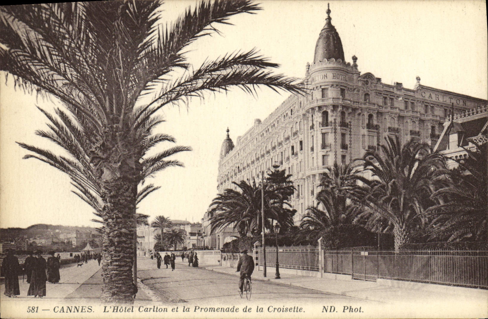 CPA Cannes L'Hotel Carlton et la Promenade de la Croisette
