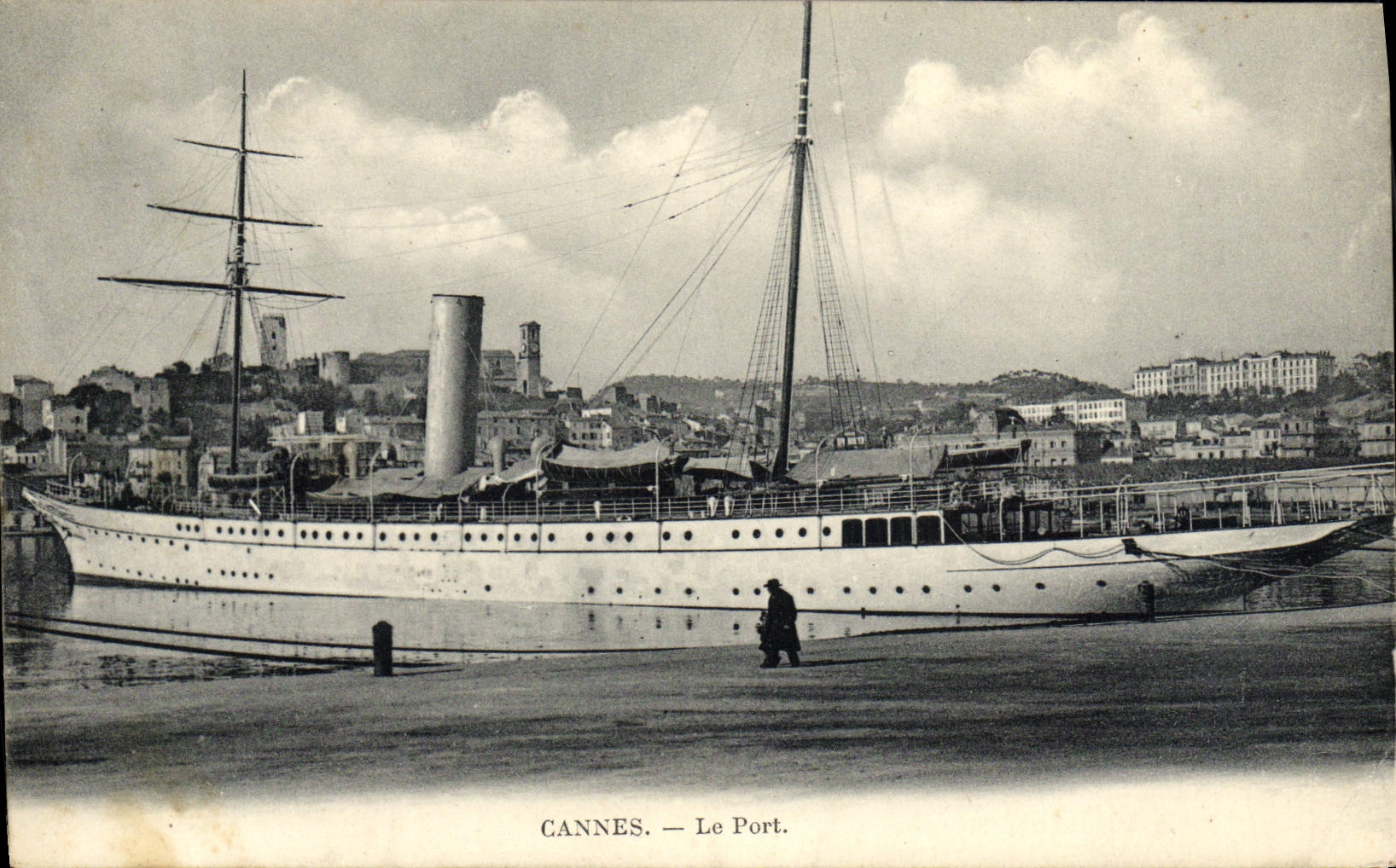 VINTAGE POSTCARD Cannes the Port Boat