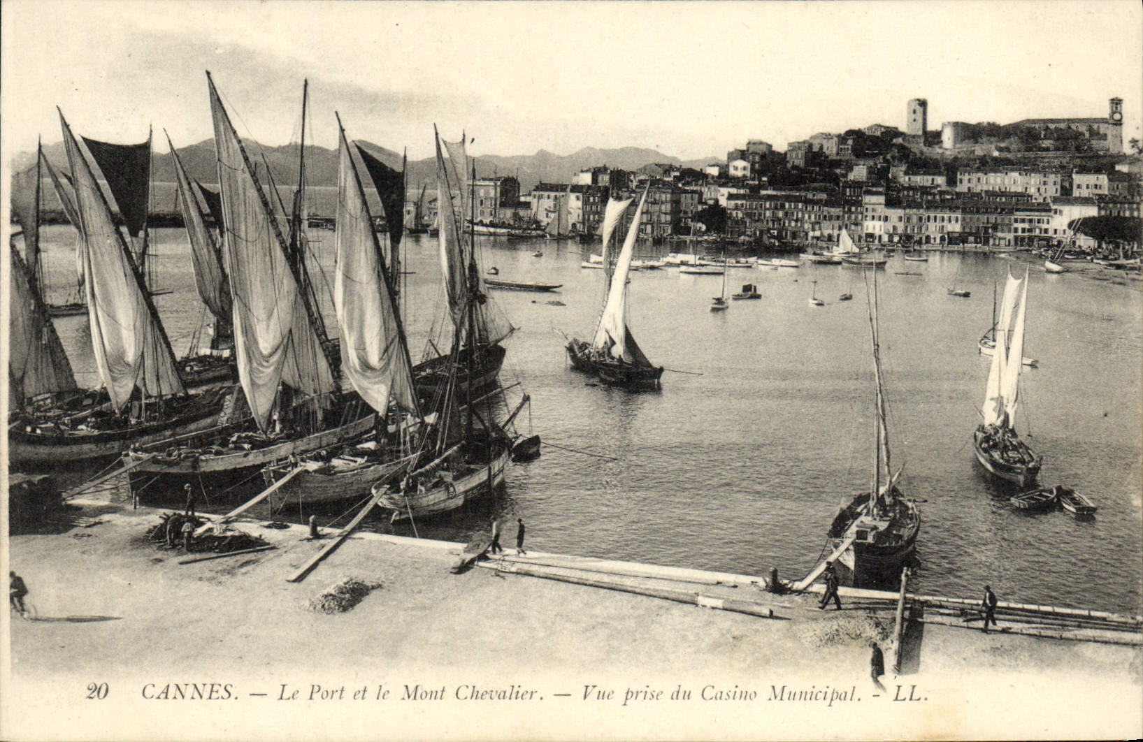 CPA Cannes Le Port et le Mont Chevalier Vue Prise du casino municipal Bateaux