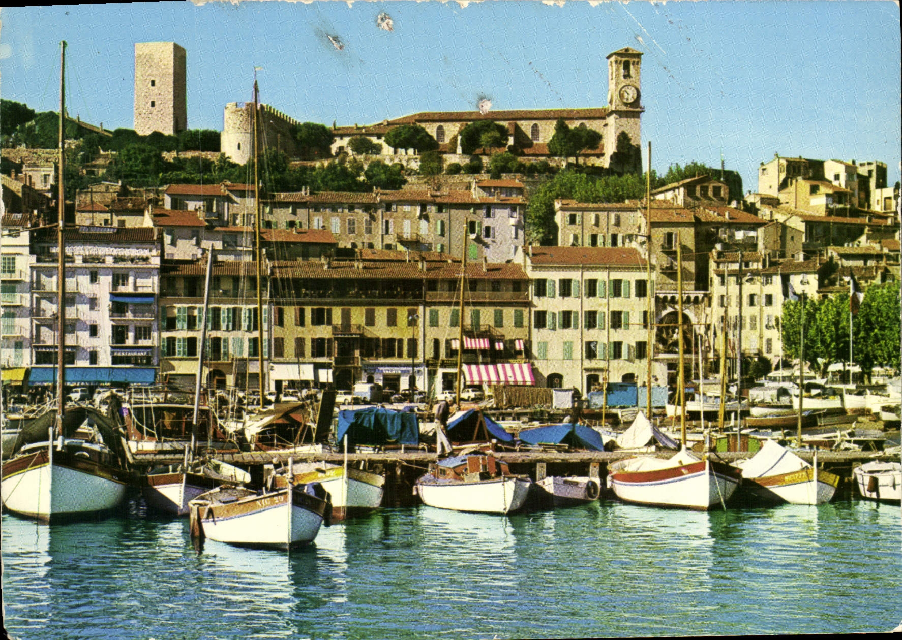 CPM Cannes Un Coin du Port Quai St Pierre et le Suquet