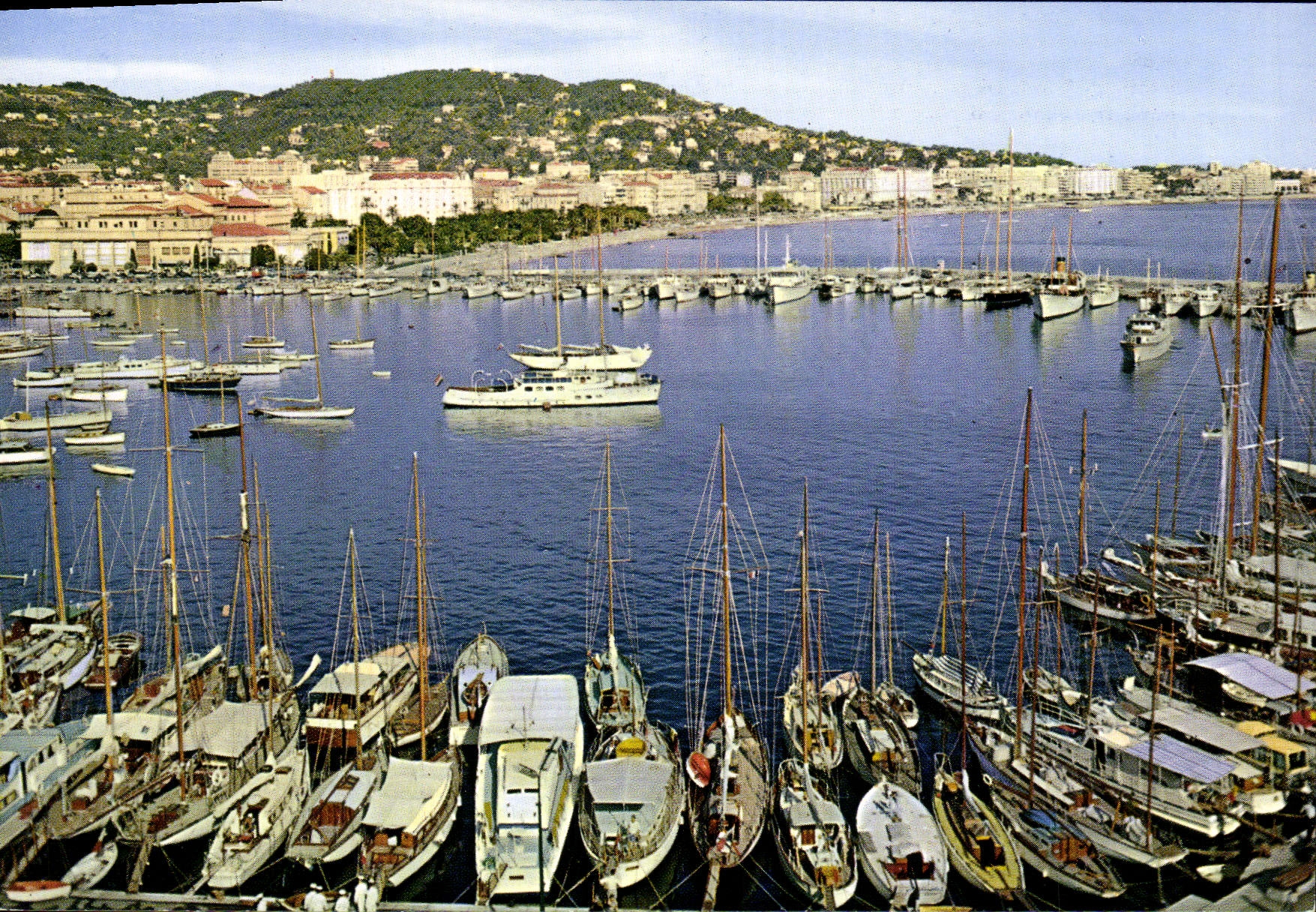 CPM Cannes Un Coin Du Port Dans le Fond la promenade de la Croisette
