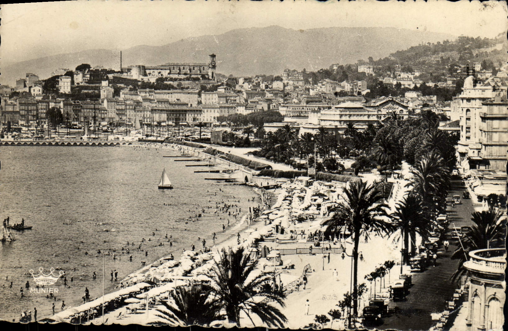 CPA Cannes Vue Generale et la Plage