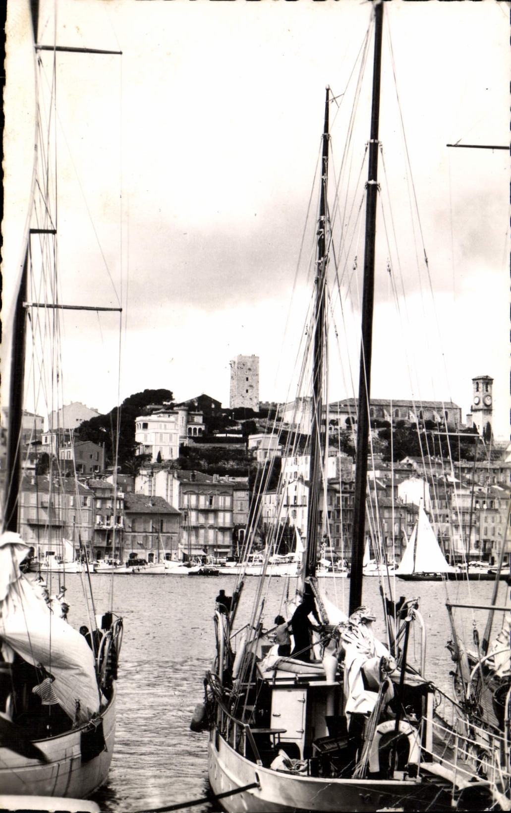CPA Cannes Vue Du Suquet Bateau