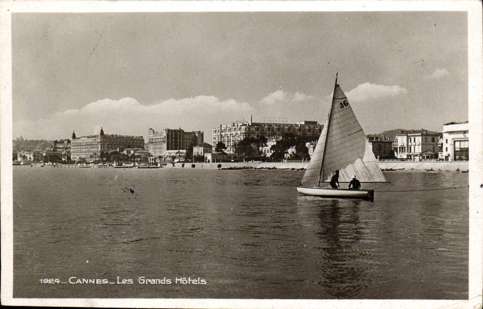 CPA Cannes Les Grands Hotels Bateau