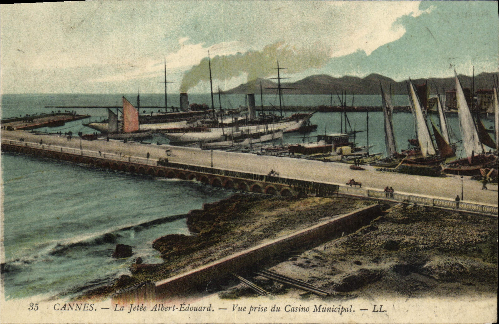 CPA Cannes La jetee Albert Edouard Bateaux