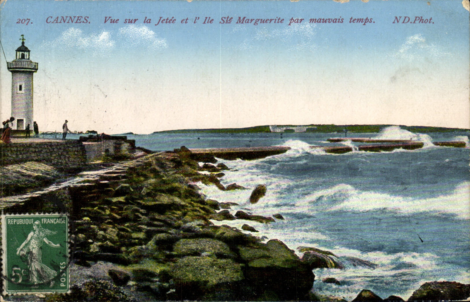 CPA Cannes Vue Sur la Jetee et l'Ile Marguerite par mauvais temps