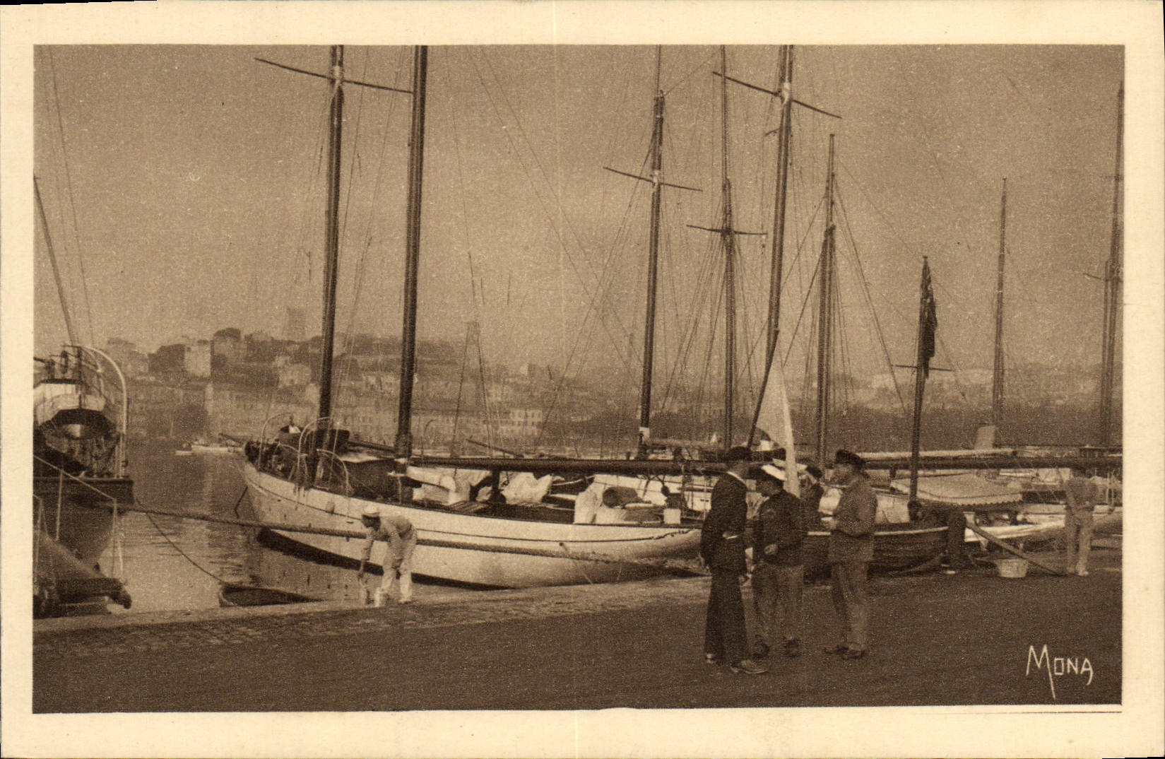 POSTAL Cannes de la VENDIMIA una esquina del puerto los barcos del caballero del montaje