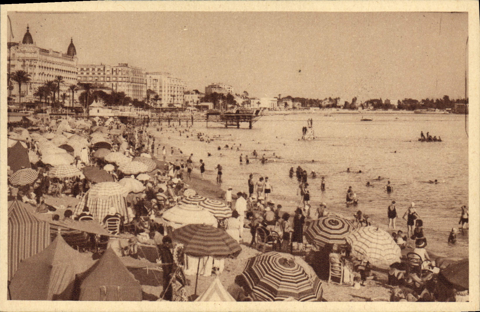 CPA Cannes Les Hotels La Plage 