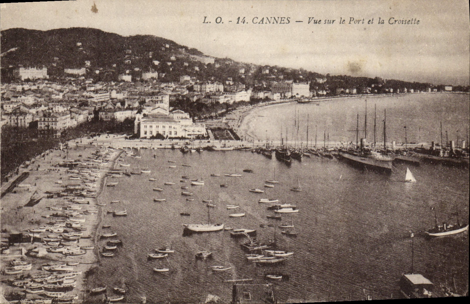 CPA Cannes Vue sur le Port et la Croisette Bateaux
