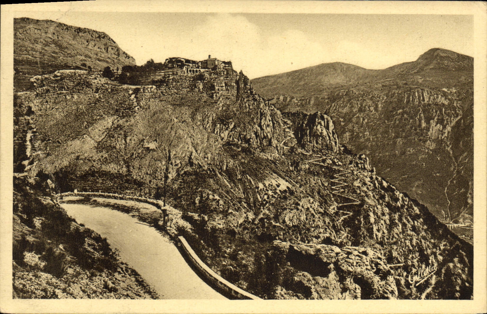 Aldea de la POSTAL de la VENDIMIA de la excursión de Gourdon de las gargantas del lobo