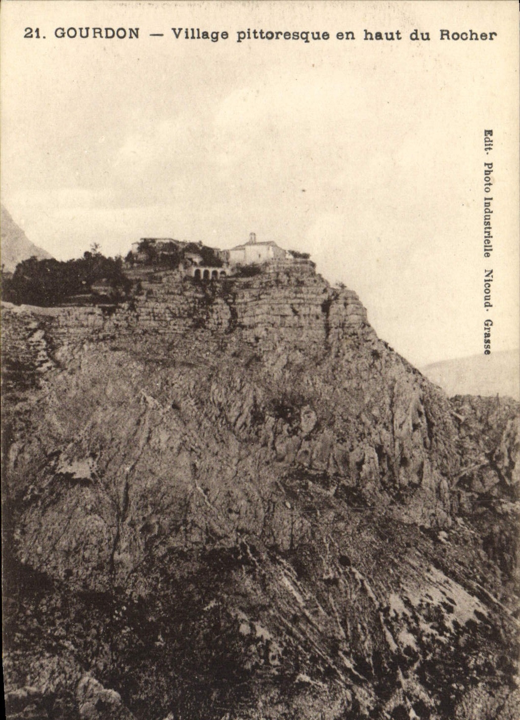 Pittoresqu de la aldea de Gourdon de la POSTAL de la VENDIMIA en la tapa de la roca