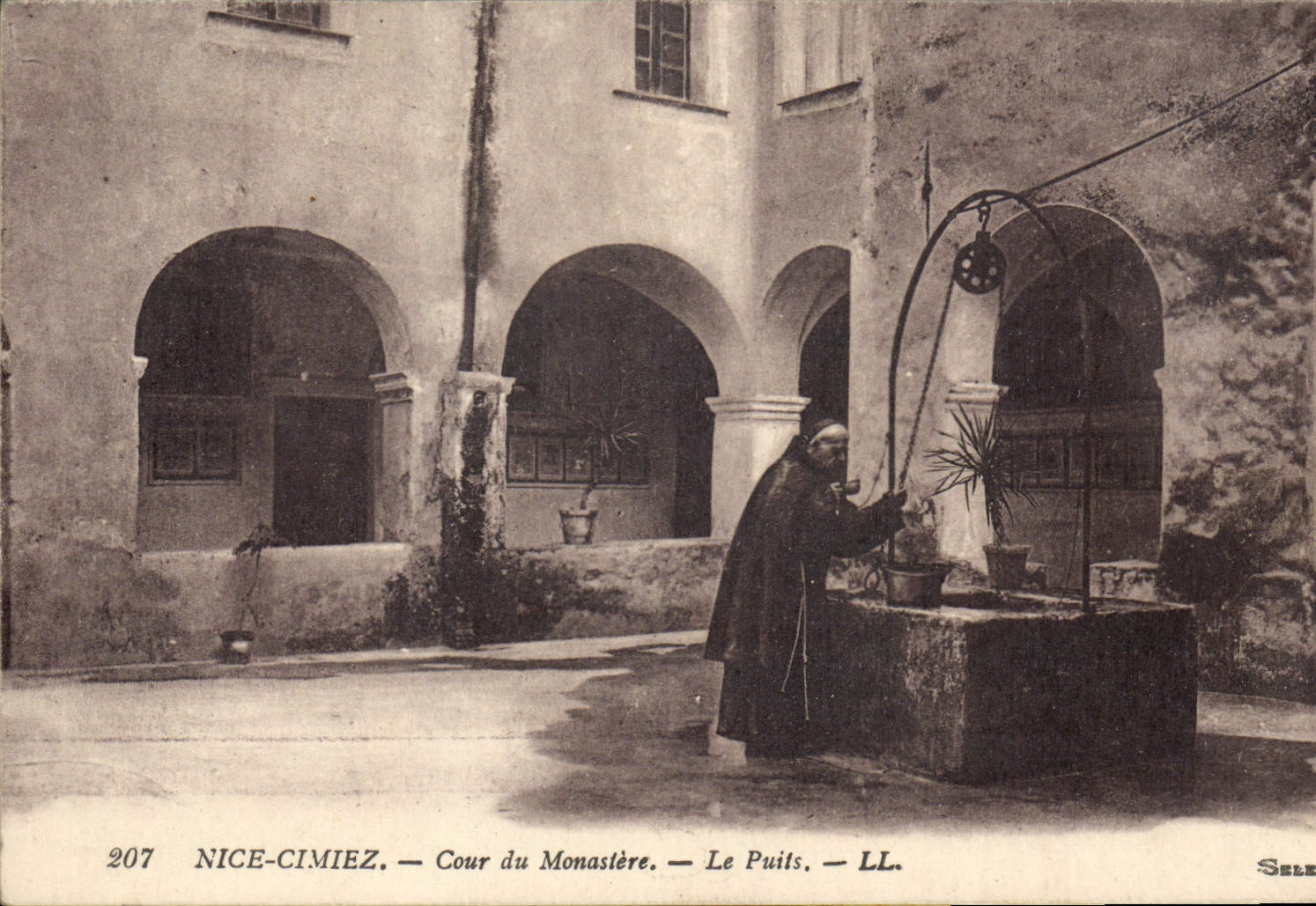 CPA Nice Cimiez Cour du Monastere Le Puits