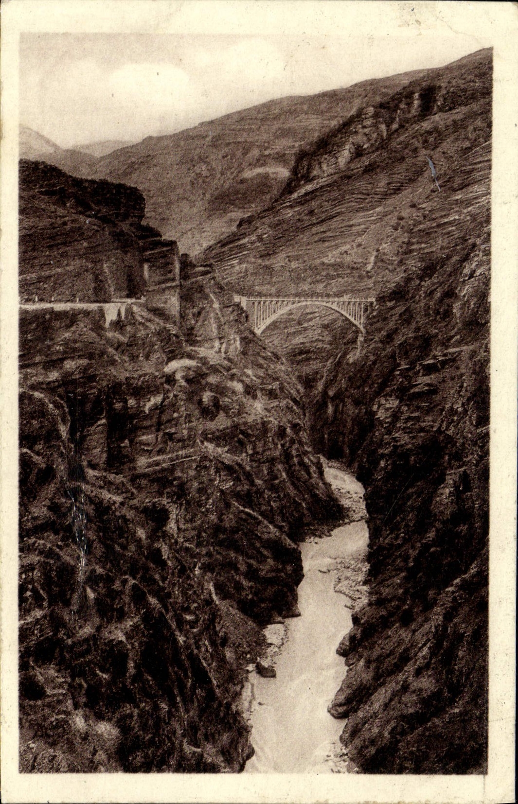 Catarata de la POSTAL de la VENDIMIA de Daluis el viaducto y el hoyo del VAr