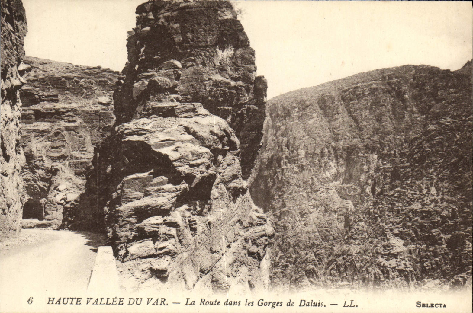 Valle de la POSTAL de la VENDIMIA alto del VAr el camino en la catarata de Daluis