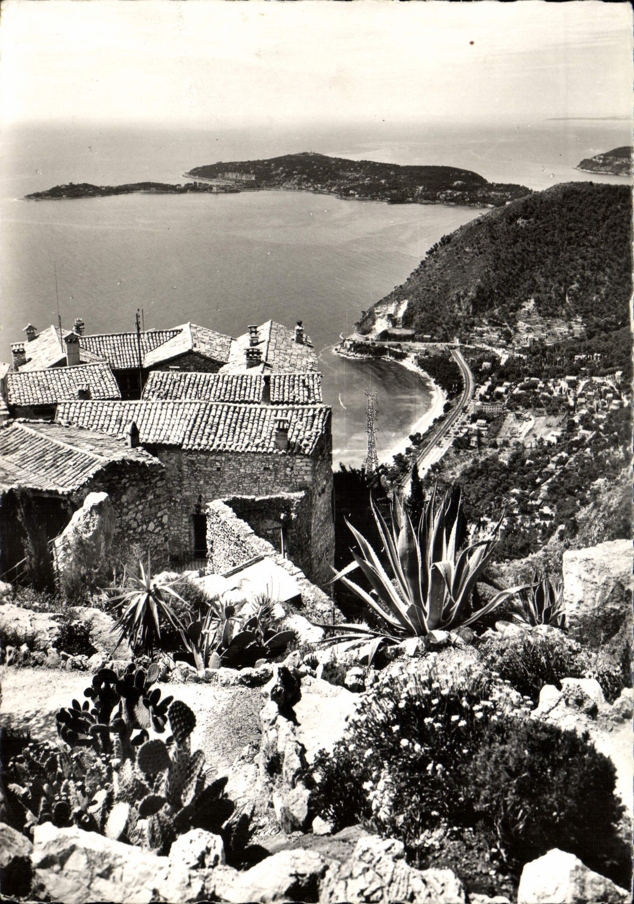 POSTAL MODERNA aldea de Eze vista en Eze en el mar y el cabo Ferrat tomado del jardín exótico