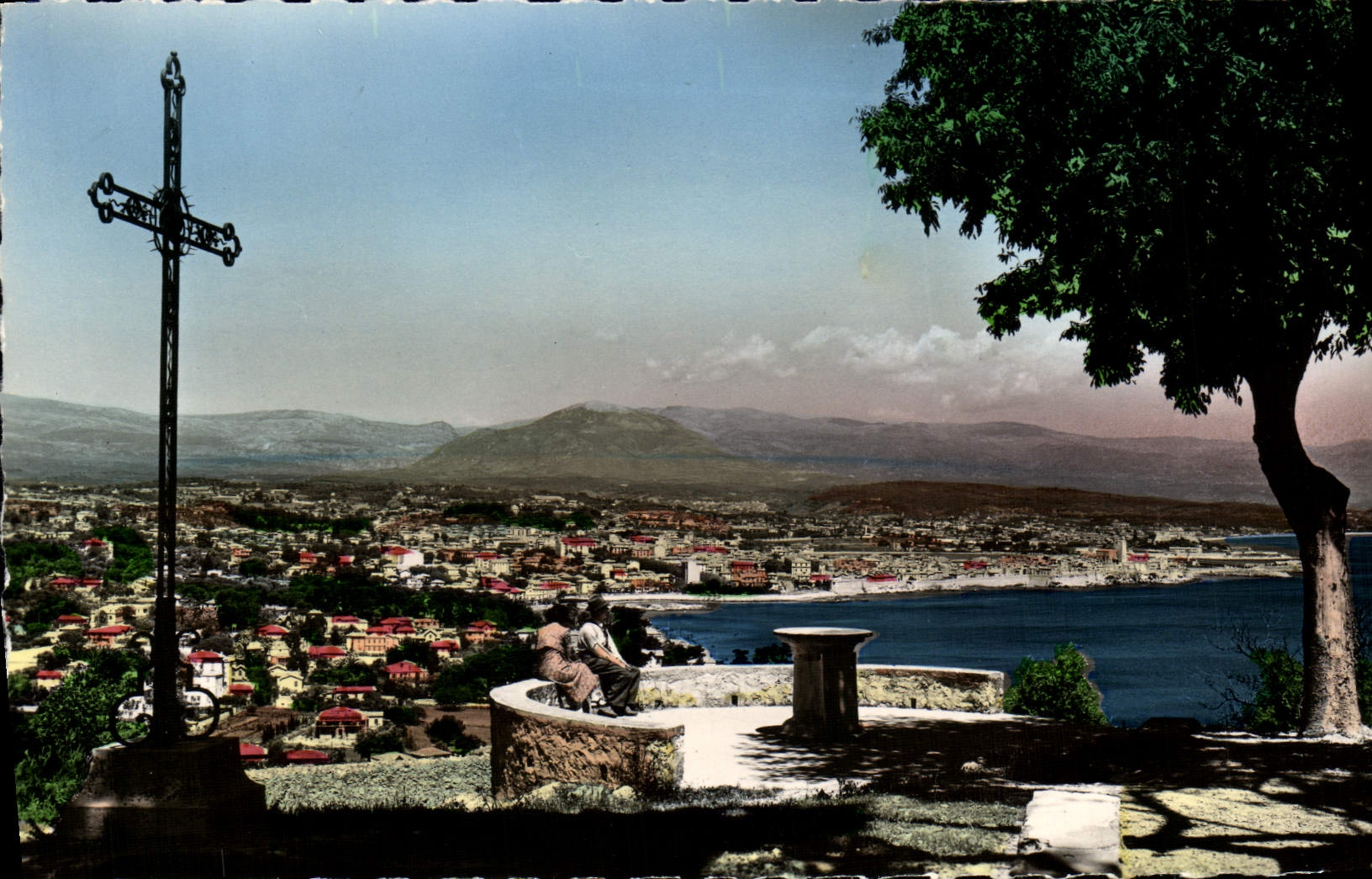 CPA La Garoupe La table d'orientaion Vue panoramique sur Antibes Au fond la chaine des Alpes