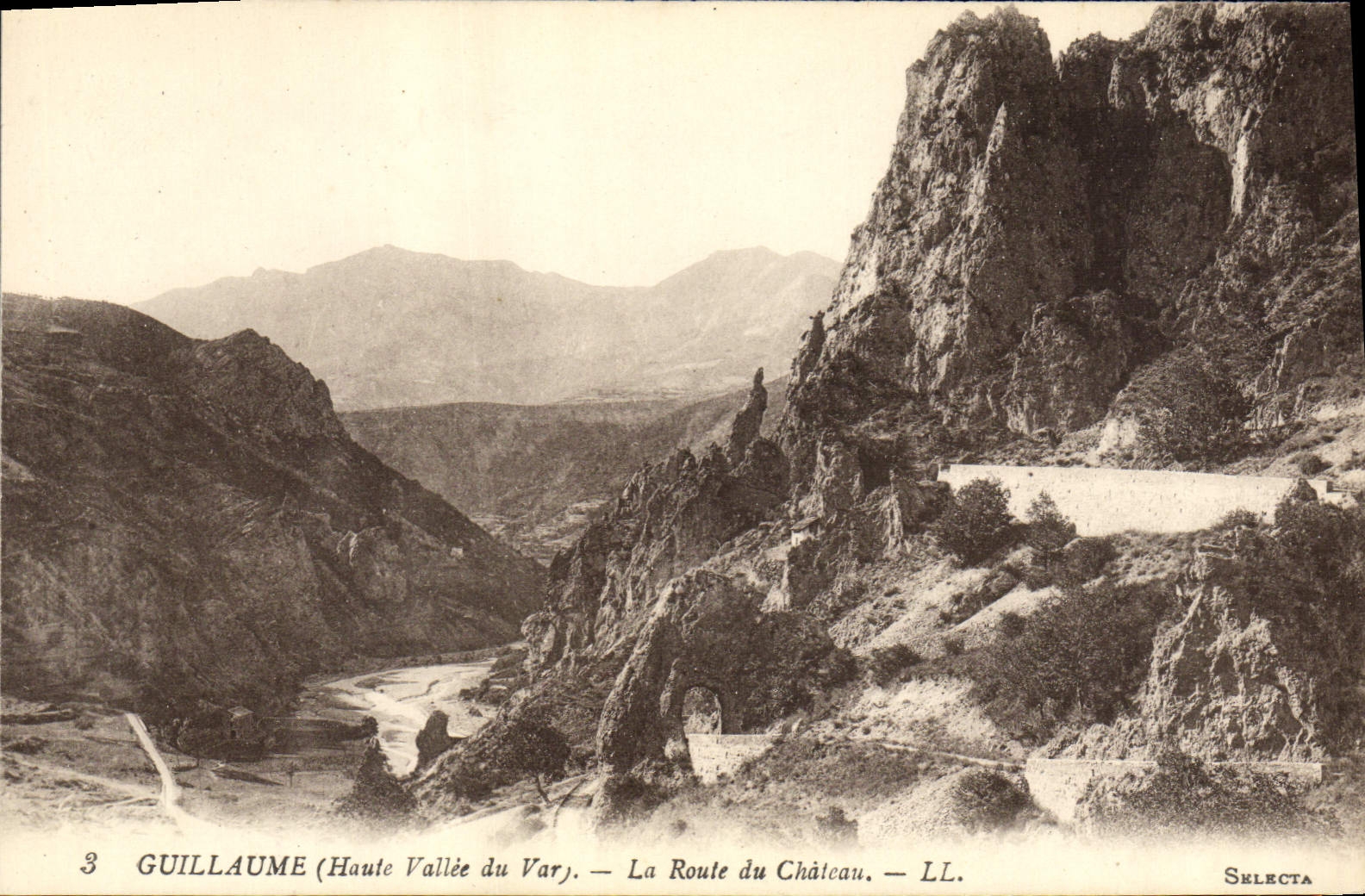 CPA Guillaume La Route du Chateau 