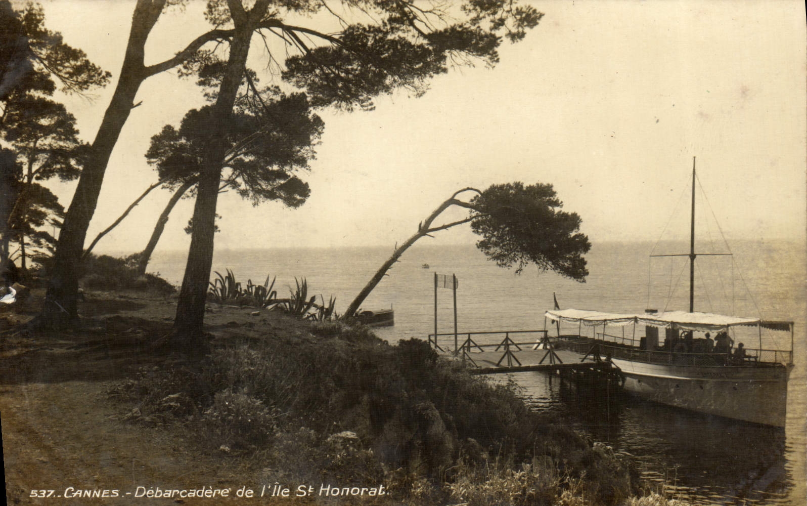 CPA Cannes Debarcadere de l'lle St Honorat Bateau