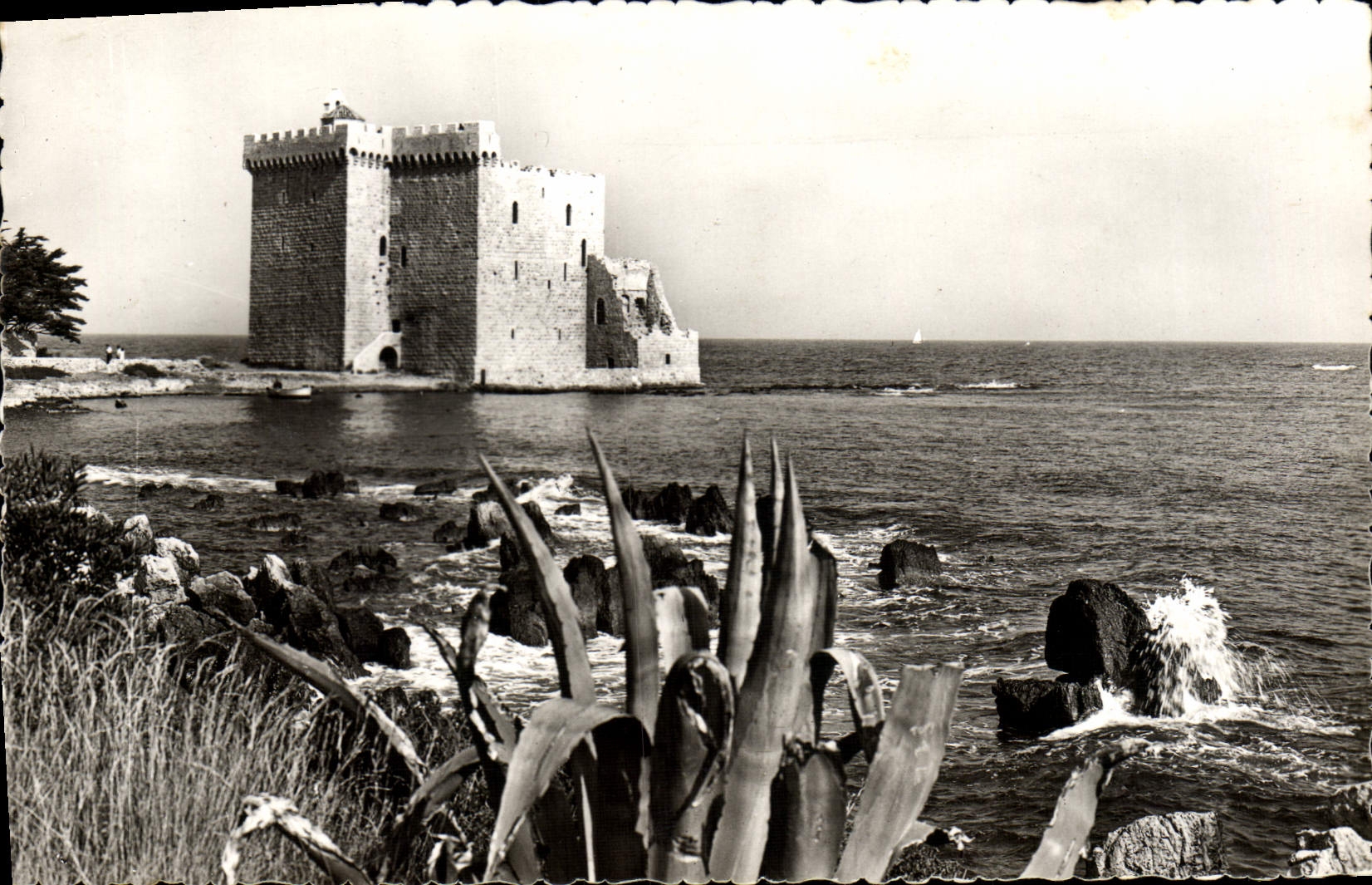 VINTAGE POSTCARD Surroundings of Cannes Ruins of the old castle of the abbey of Lerins