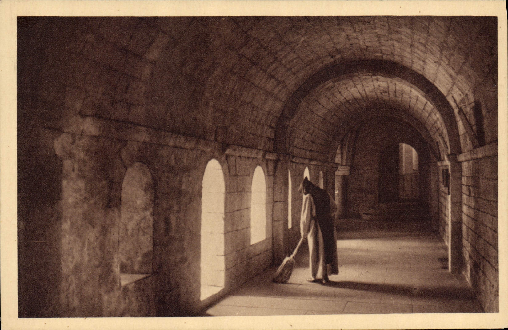 CPA Abbaye de N D de Lerins lle Saint Honorat Vieux Cloitre du Vll e siecle 