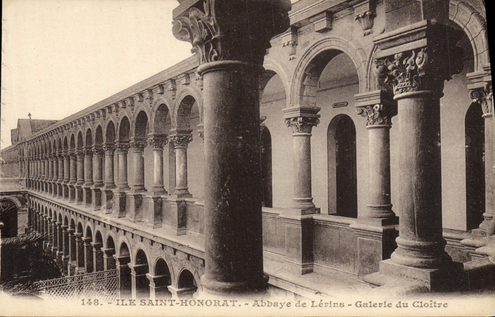 CPA Ile St Honorat Abbaye de Lerins Galerie du Cloitre 
