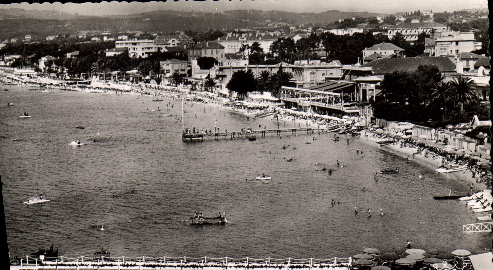 Los pinos de Juan de la POSTAL de la VENDIMIA ven tomado de los bancos hermosos del hotel