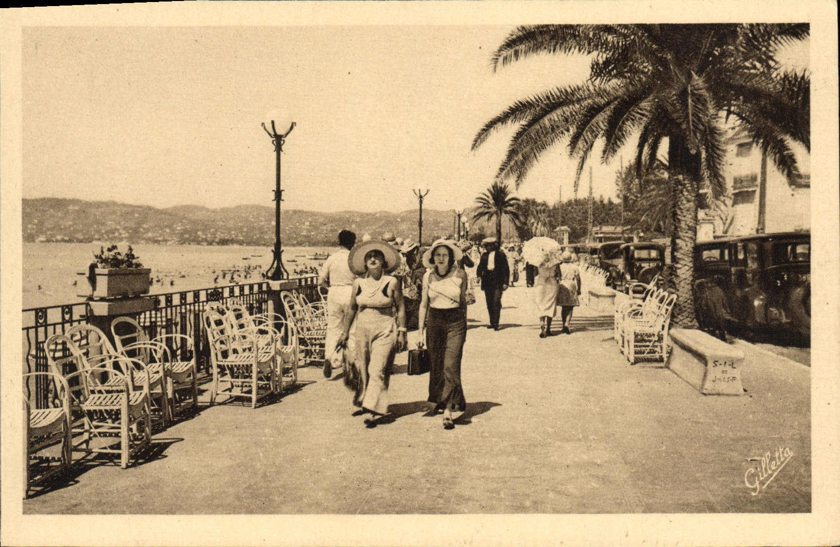 CPA Juan les Pins Promenade en pyjama
