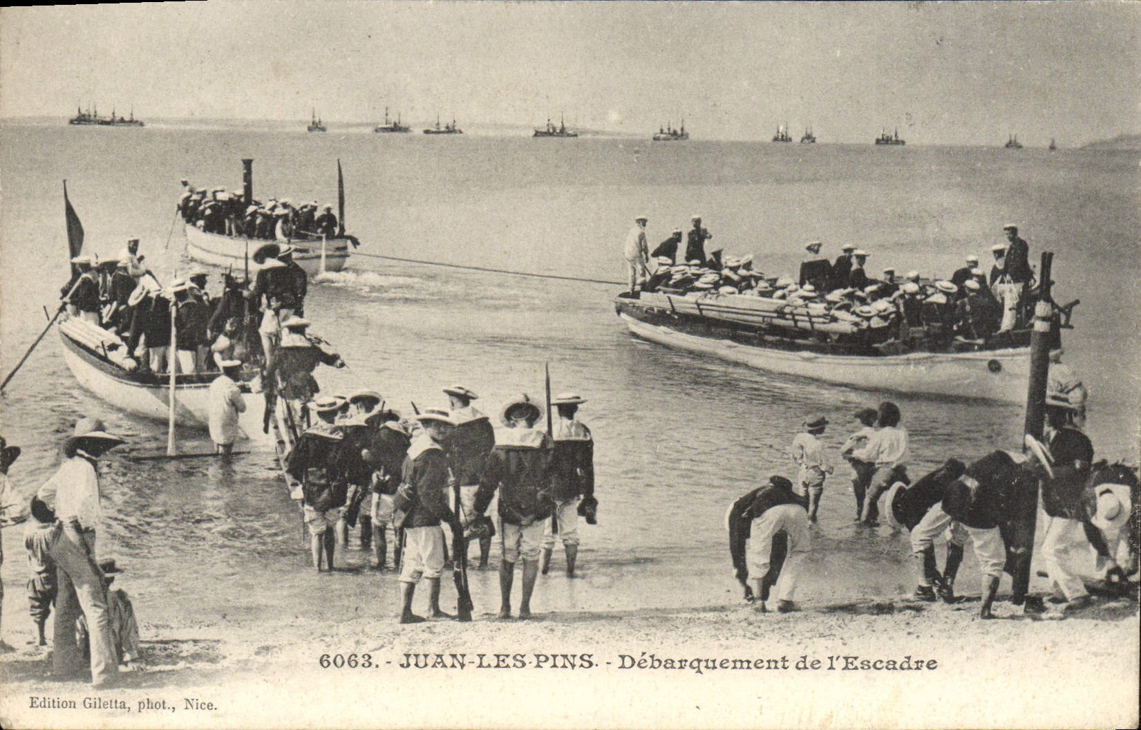 CPA Juan les Pins Debarquement de l'Escadre Militaria 