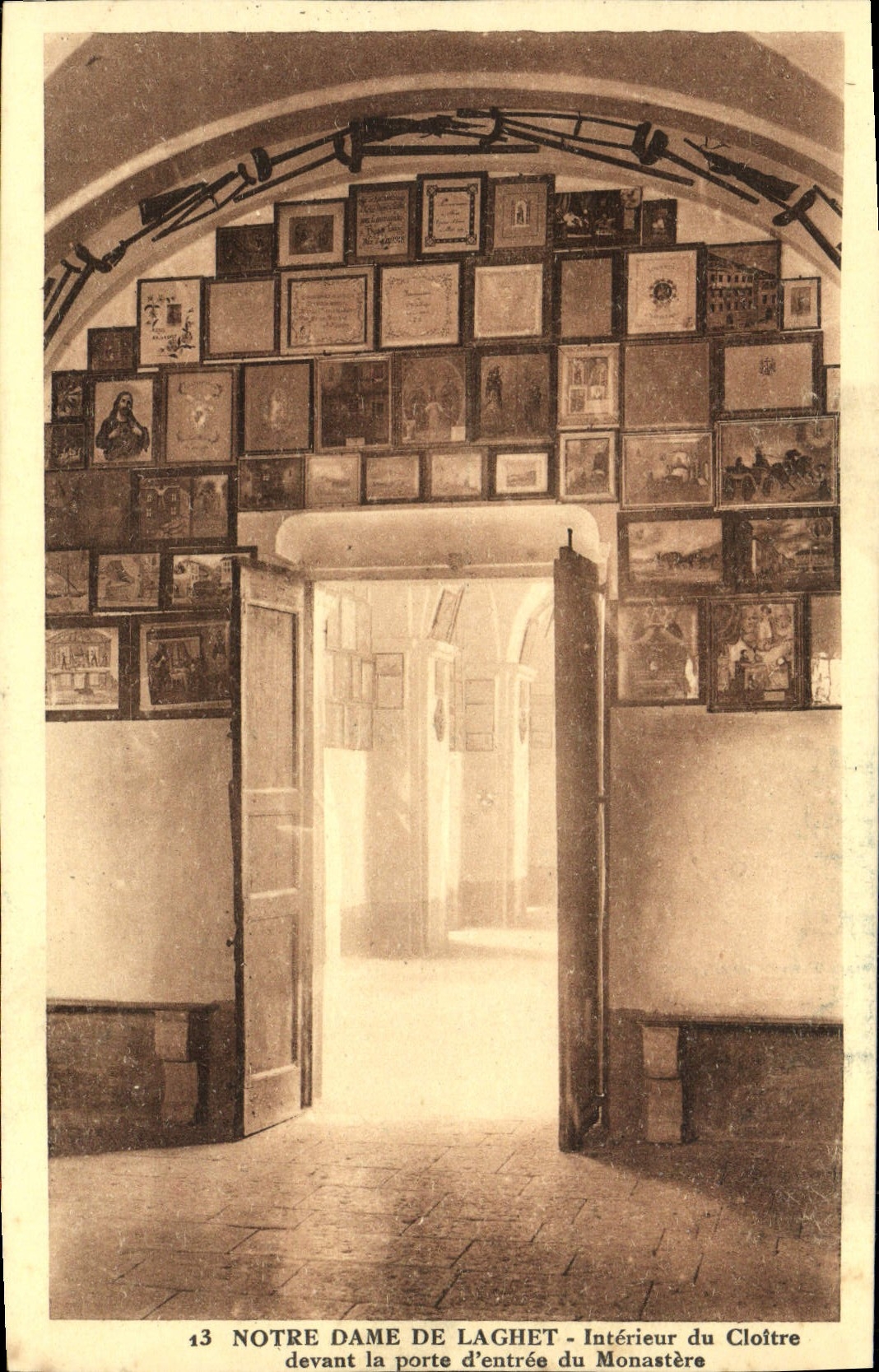 CPA Notre Dame de Laghet Interieur du cloitre devant la porte d'entree du monastere