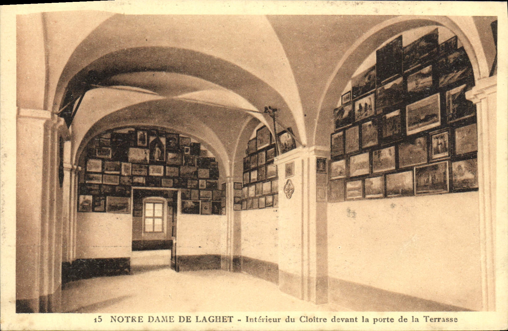CPA Notre Dame de Laghet Interieur du Cloitre devant la porte de la Terrasse