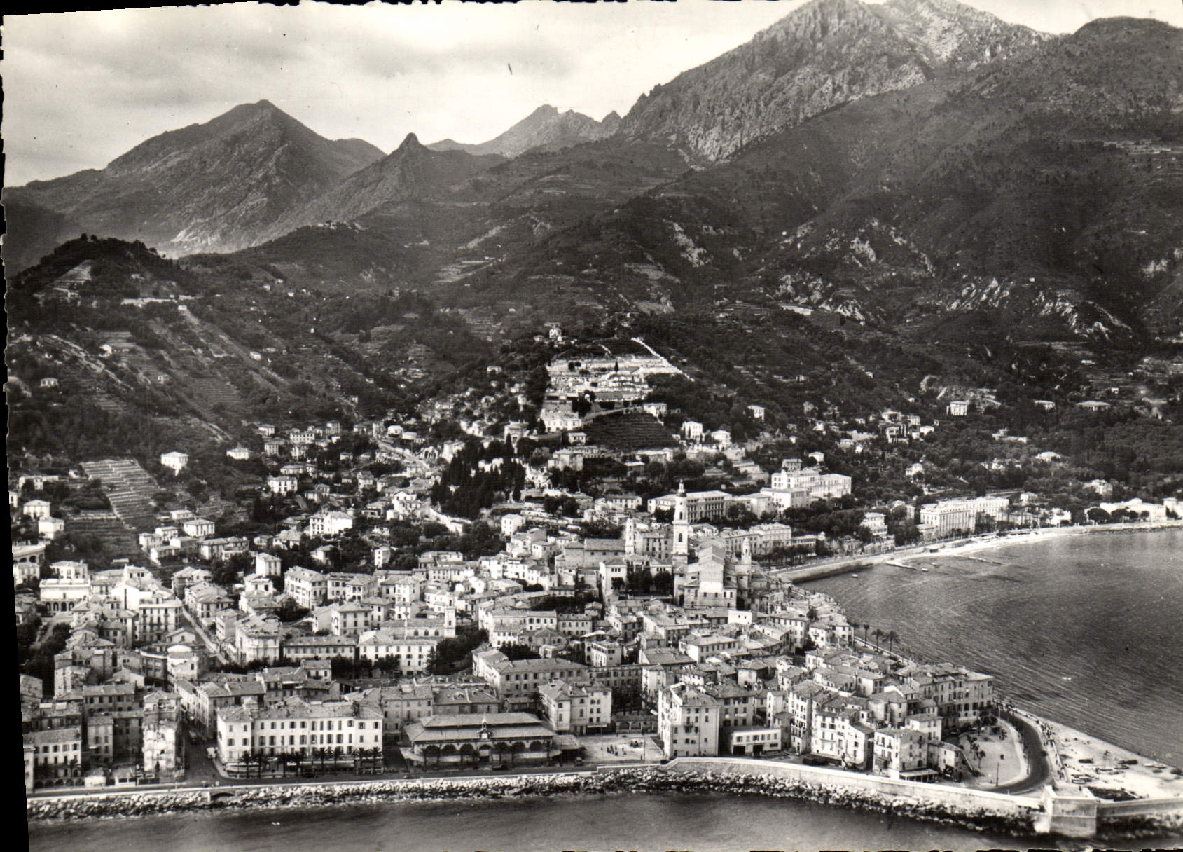 CPM Menton La Vieille Ville A Droite le Port