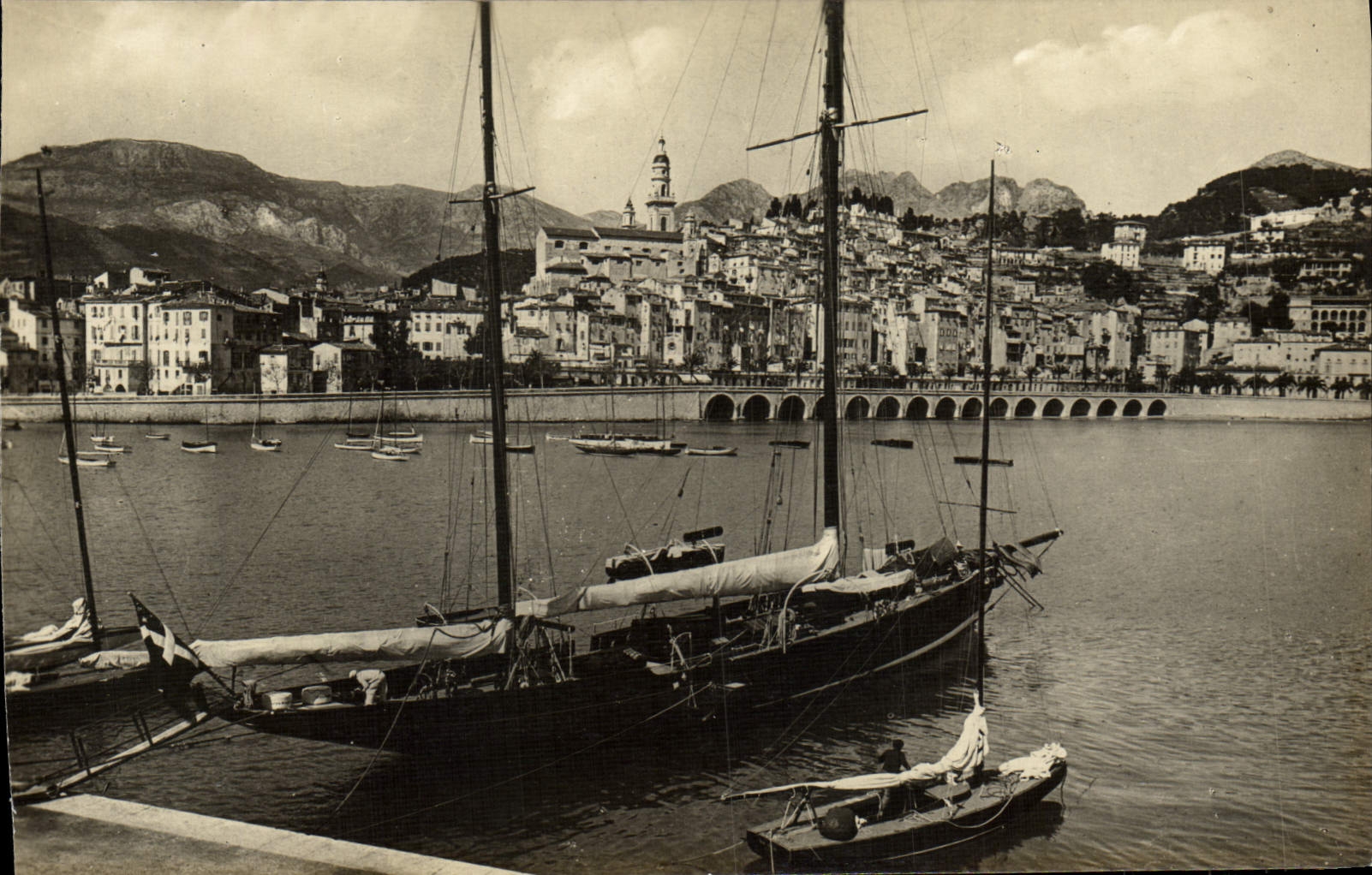 CPA Menton Le Port et la Vieille ville Bateau