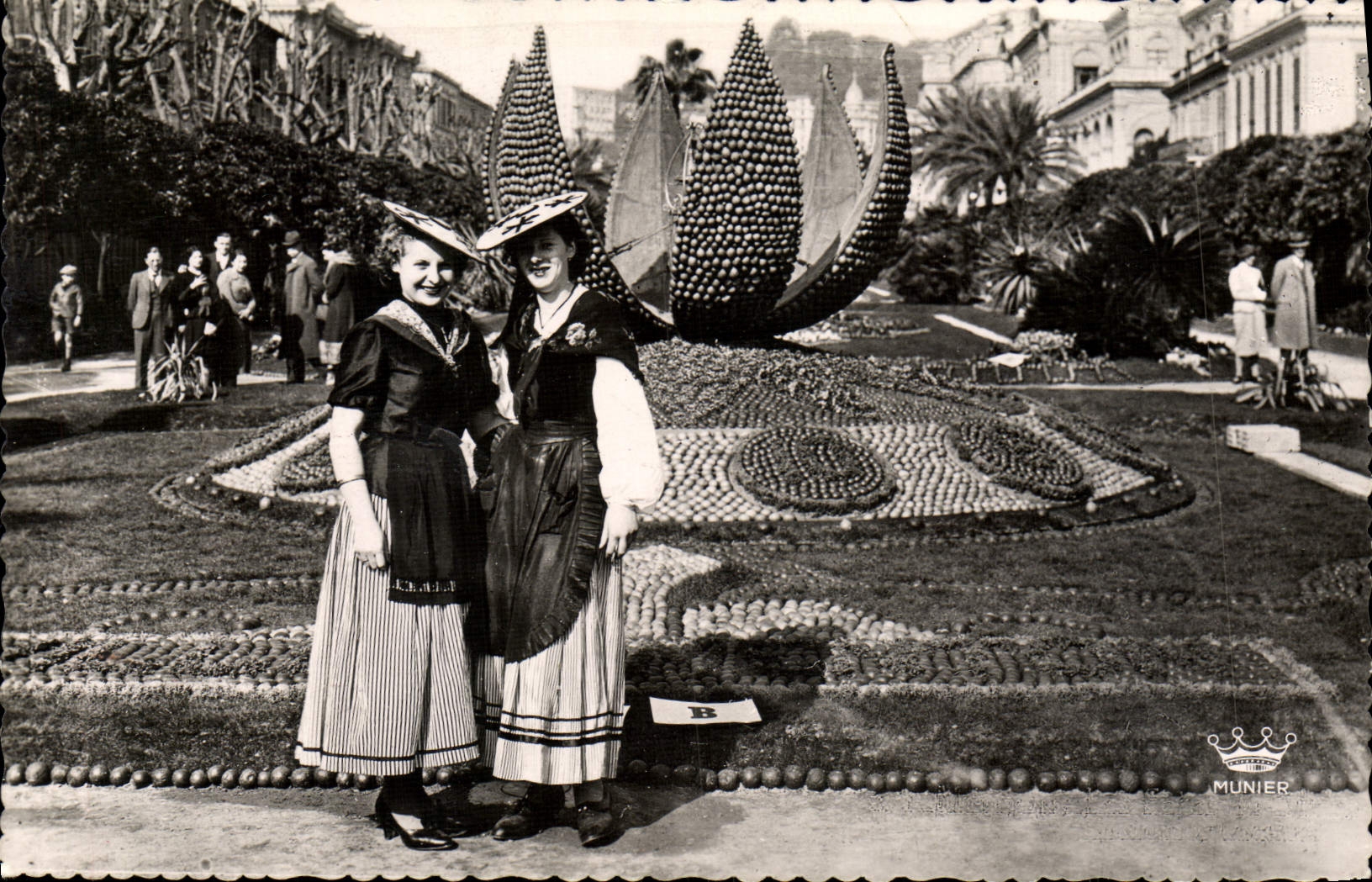 Los festivales de la POSTAL de la VENDIMIA Menton del Local del limón visten folklore