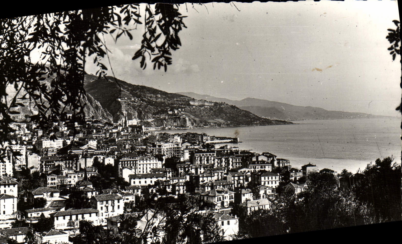 CPA Menton Vue Generale Sur la Ville la frontiere et l'Italie