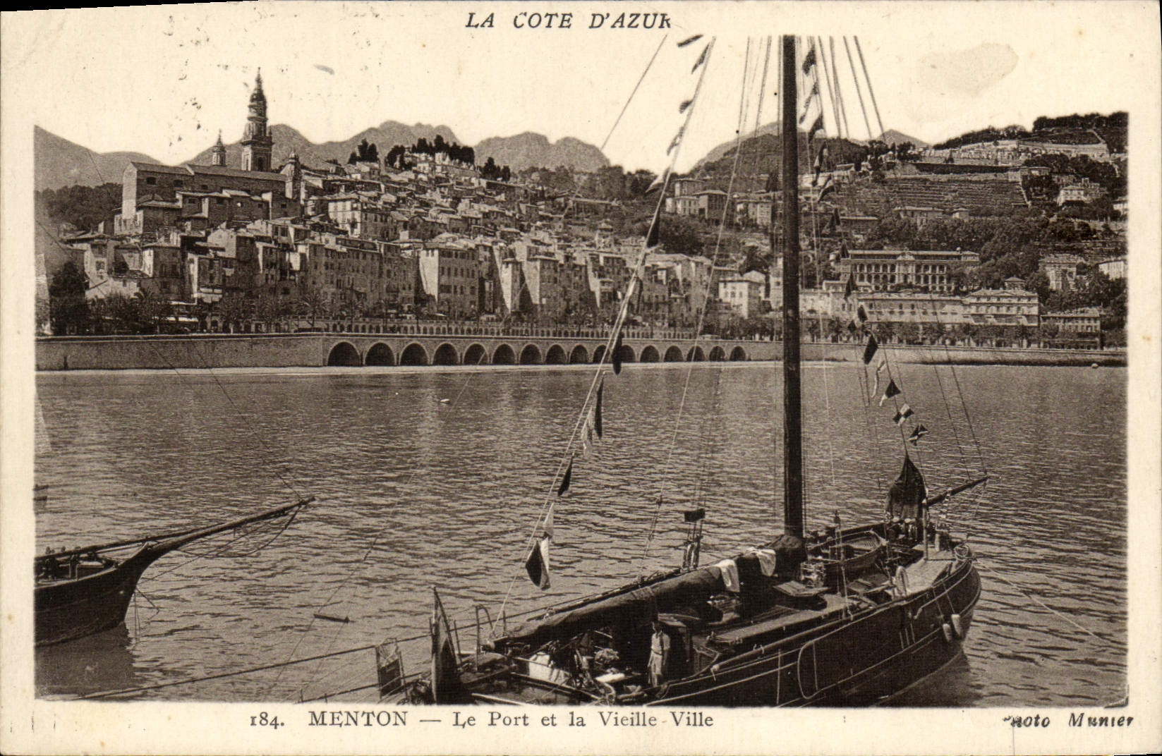 CPA Menton La Port et la Vieille Ville Bateau