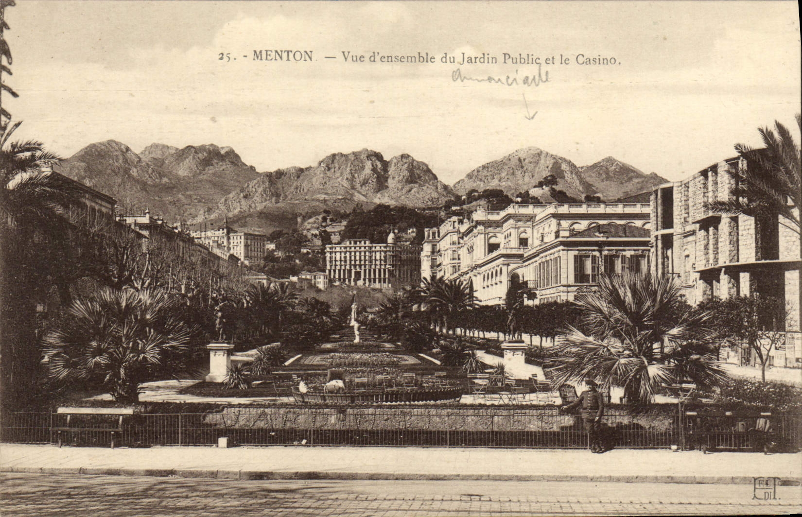 CPA Menton Vue d'ensemble du Jardin Public et le Casino