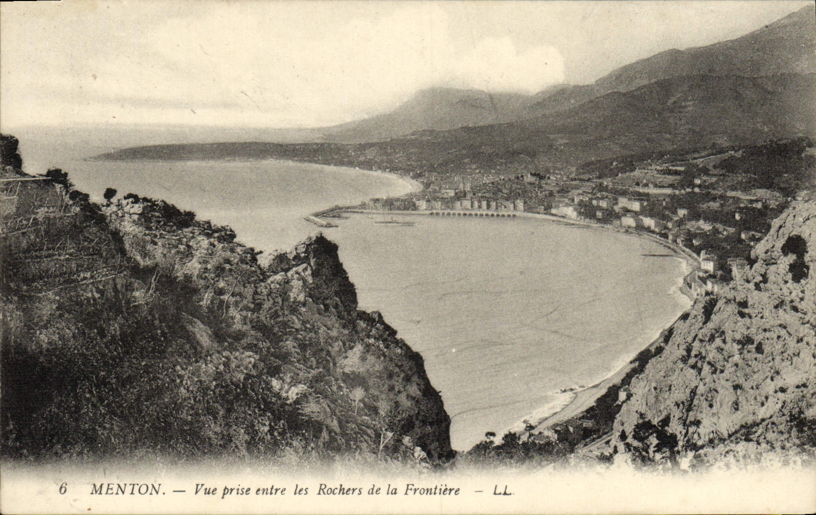 CPA Menton Vue Prise entre les Rochers de la Frontiere